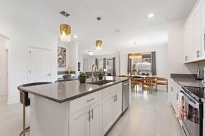 Køleskab, mikrobølgeovn, ovn, kogeplade