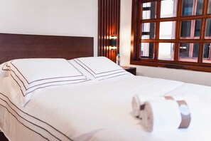 Deluxe-Doppelzimmer, Mehrere Betten, eigenes Bad, Blick auf den Innenhof | Kostenloses WLAN