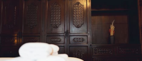 Habitación Deluxe, varias camas, baño privado, vista a la ciudad | Wifi gratis
