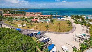 Un resort con diversi edifici, un’area di parcheggio e una spiaggia.