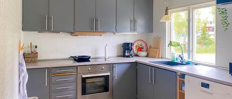 Jääkaappi, liesi, astianpesukone, kahvin-/teenkeitin