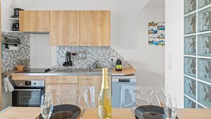 Eine moderne Küche mit Holzausstattung, integriertem Backofen und Geschirrspüler.