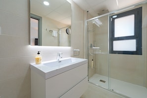 Dusche, Haartrockner, Handtücher