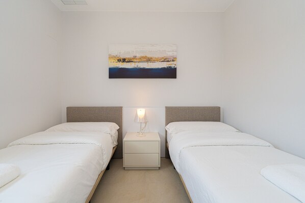 3 室のベッドルーム、アイロン / アイロン台、WiFi (無料)、ベッドシーツ