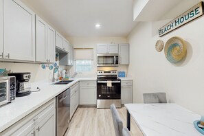 Fridge, microwave, oven, stovetop - Renovated apartment with full kitchen, WIFI and close to beach (Corpus Christi)