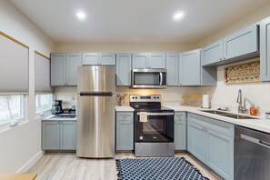 Fridge, microwave, oven, stovetop - Renovated apartment with full kitchen, WIFI and close to beach (Corpus Christi)