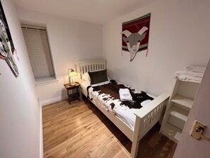 3 habitaciones, tabla de planchar con plancha, cuna de viaje y wifi 