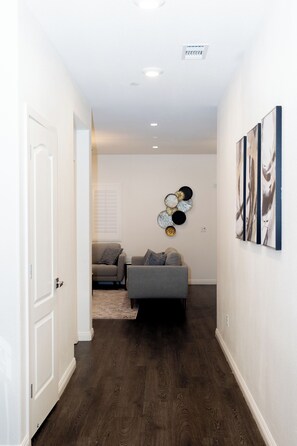 Interior - 4-bedroom house in marvelous Roseville with WiFi, AC (Roseville)