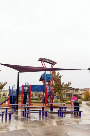 Children's area - 4-bedroom house in marvelous Roseville with WiFi, AC (Roseville)