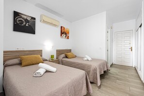 1 chambre, fer et planche à repasser, Wi-Fi gratuit, draps fournis