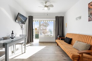 TV, ping pong - Apartment 'Carihuela Palace Beach' with Private Pool, Wi-Fi and Air Conditioning (Torremolinos)