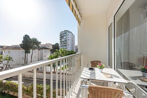 Outdoor dining - Apartment 'Carihuela Palace Beach' with Private Pool, Wi-Fi and Air Conditioning (Torremolinos)