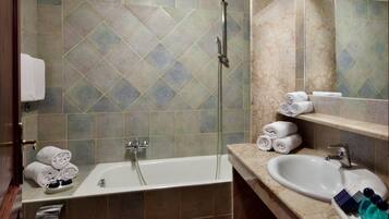 Ducha, secador de pelo, bidé y toallas