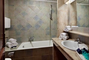 Chuveiro, secador de cabelo, bidê, toalhas de banho