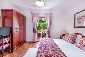 2 chambres, coffres-forts dans les chambres, draps fournis