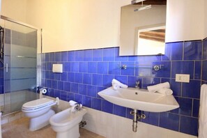 Douche, sèche-cheveux, bidet