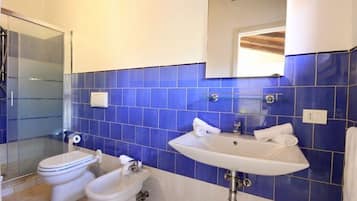 Douche, sĂšche-cheveux, bidet