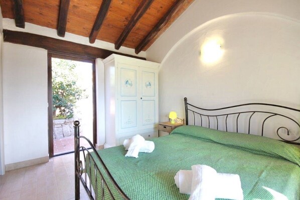 3 bedrooms, travel cot, WiFi