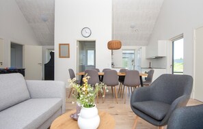 Smart TV, stereo - 4 bedroom amazing home in Rømø (Rømø)