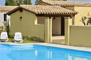 A heated pool - Delightful air-conditioned villa of approximately 75 m2 composed of a living room with sofas and satellite TV, kitchenette with gas stove, fridge, oven, dishwasher and microwave.Washing machine outside with clothesline.A double bedroom and a bedroom with (Costa Rei)