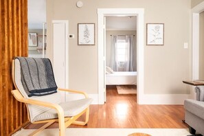 Interior - Charming 2-bedroom apartment with parking in lovely Somerville (Somerville)