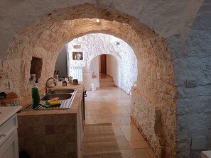 Kjøleskap, ovn, kokeplater og kaffetrakter/tekoker