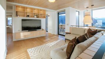 Luxury House, Lake View | Living area