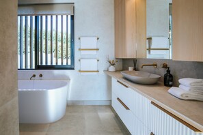 Luxury House, Lake View | Bathroom | Separate tub and shower, hair dryer, towels, soap - Platinum Ridge - Lake Views - Sleeps 8 (Wanaka)
