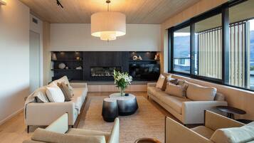 Luxury House, Lake View | Living area