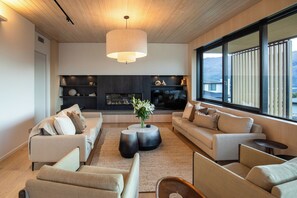 Luxury House, Lake View | Living area