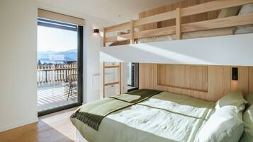 Luxury House, Lake View | 4 bedrooms, iron/ironing board, free WiFi