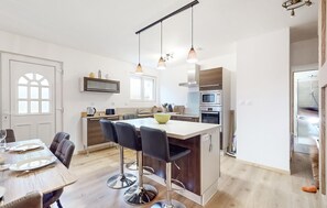 Jääkaappi, uuni, liesi, astianpesukone