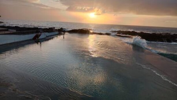 A coastal scene with a calm sea, a sunset, and a rocky shoreline. - Coral Sunsent View With 1 Bedrooms and 1 5 Bathrooms (Tacoronte)