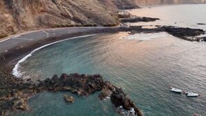 A coastal landscape with a curved road, rocky shoreline, and boats in the water. - Apartamento Brisa del Mar (Tacoronte)