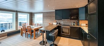 Moderne hytte midt i skibakken