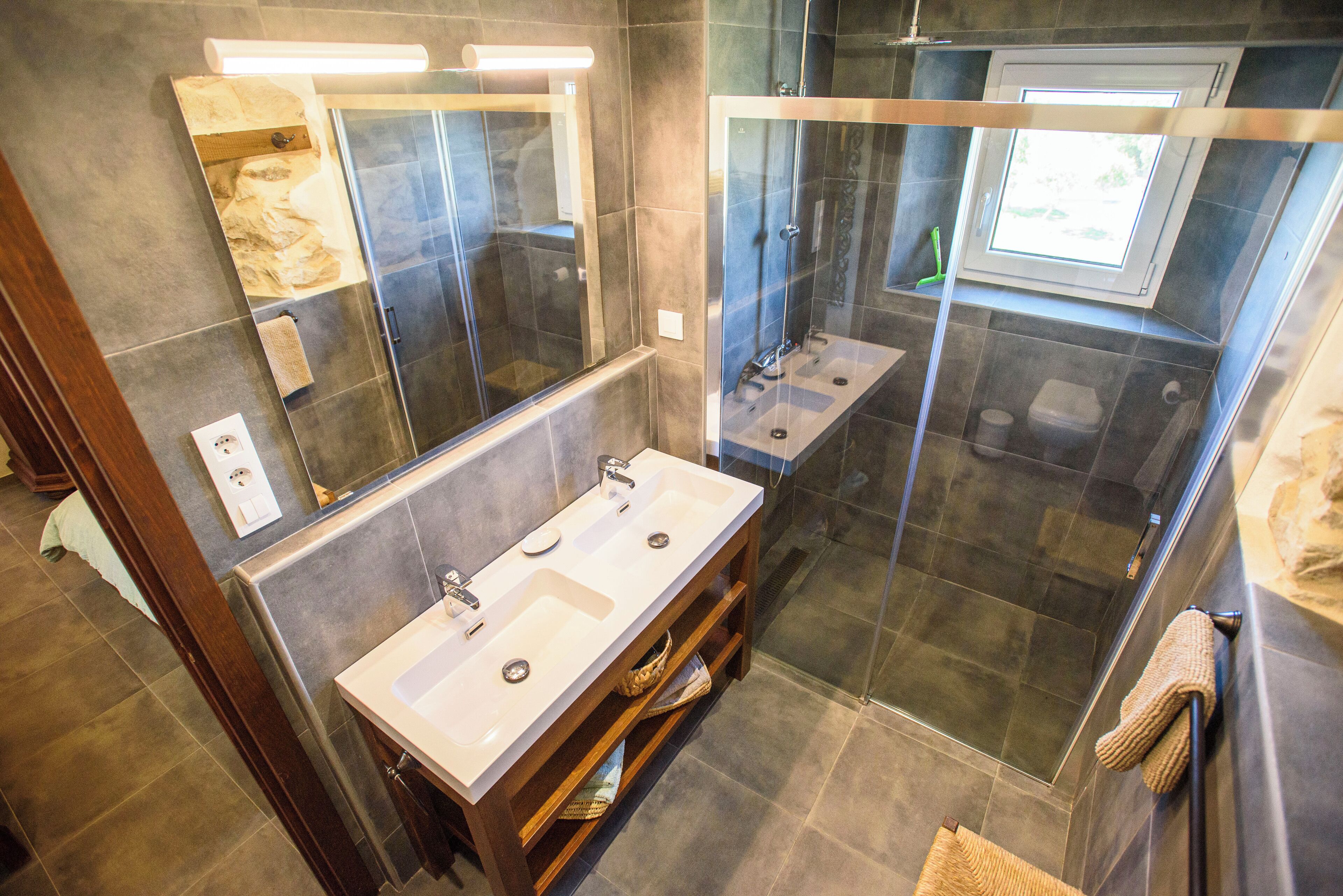 Een douche, een haardroger, handdoeken, toiletpapier