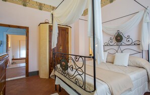 5 bedrooms, travel cot, free WiFi - 5 bedroom cozy home in Fabbrica (Fabbrica)