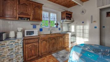 Réfrigérateur, four, plaque de cuisson, cafetiÚre/bouilloire