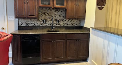 Spacious 5-bedroom house with WiFi and AC in charming Martinsville