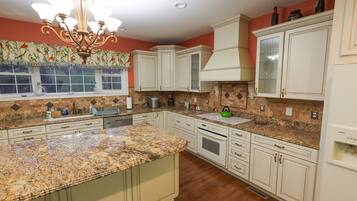 Een microgolfoven, een oven, een kookplaat, een vaatwasser