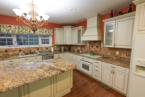 Mikrowelle, Ofen, Herdplatte, Geschirrspüler