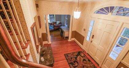 Spacious 5-bedroom house with WiFi and AC in charming Martinsville