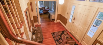 Spacious 5-bedroom house with WiFi and AC in charming Martinsville