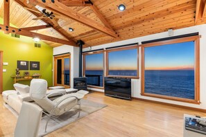 Älytelevisio, takka, DVD-soitin, kirjoja