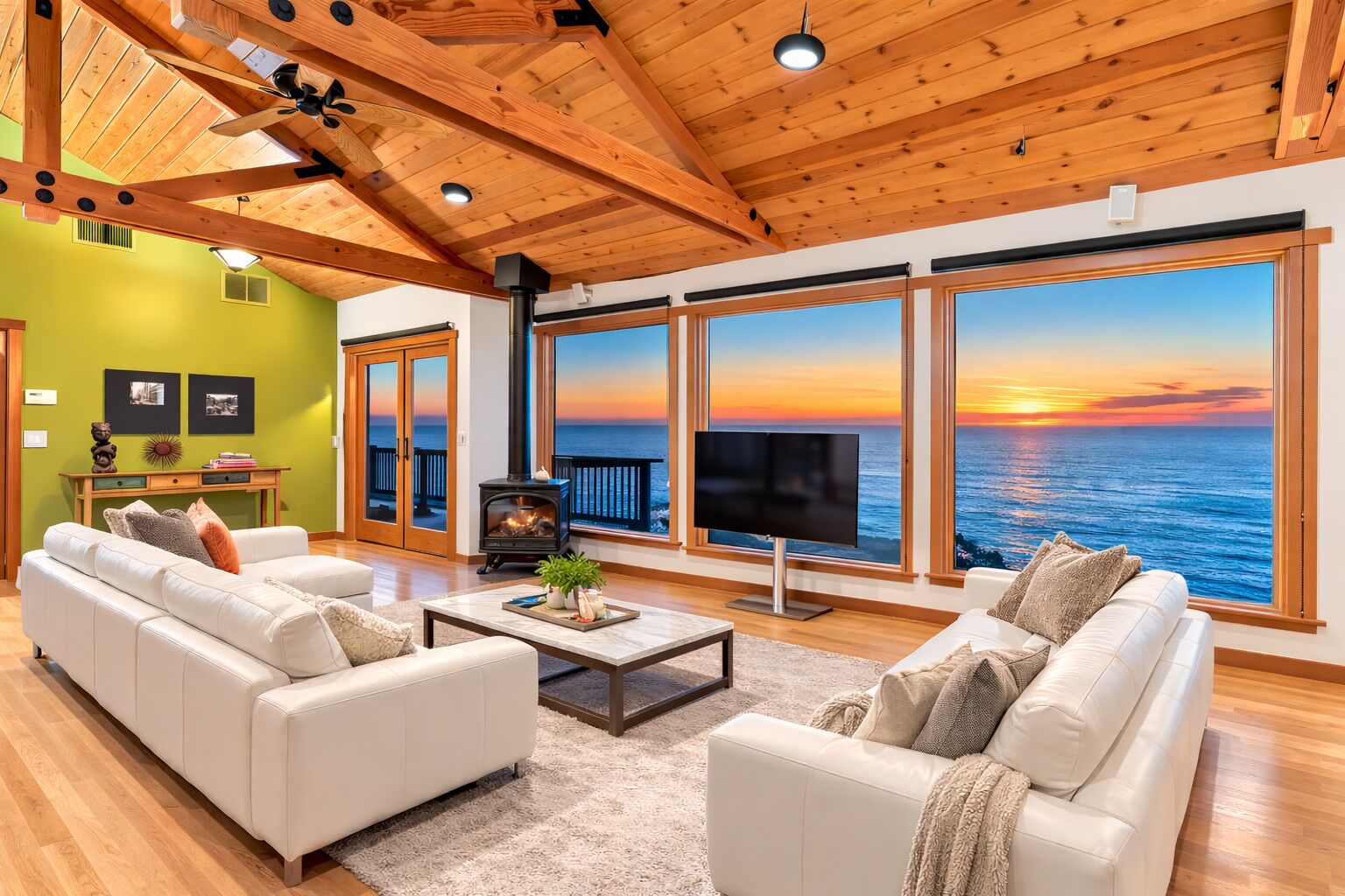 TV connectée, cheminée, lecteur de DVD, livres