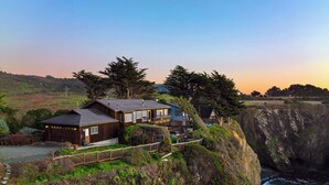A coastal property with a wooden house overlooking a cliff and ocean. - oceanfront sanctuary michelin-adjacent & 180° view (Elk)