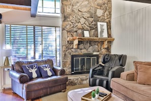 House | 2 bedrooms - Hot Tub Walk 2 Summit Massage Chair BBQ (Big Bear Lake)