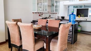 Apartamento familiar, 4 habitaciones, balcón, vistas a la montaña | Cocina privada