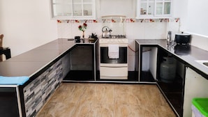 Family Apartment, 4 Bedrooms, Balcony, Mountain View | Dapur peribadi