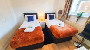 Villa | 4 bedrooms - Cheerful 4-bedroom House (Cheltenham)